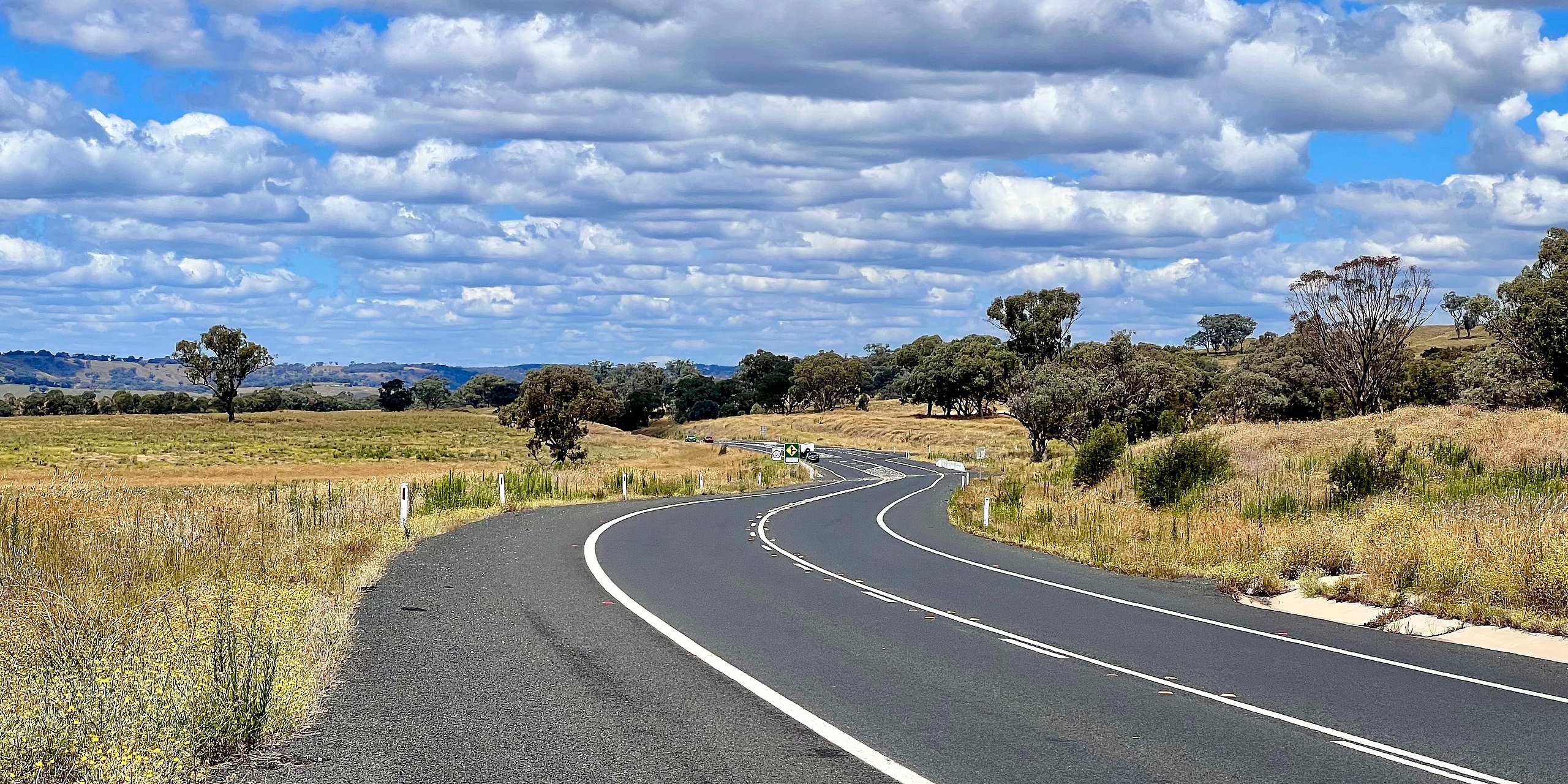 Highway winding through the countryside between Molong and Orange, NSW